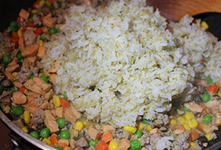 藜麦三文鱼炒饭,最后倒入刚煮好的<a style='color:red;display:inline-block;' href='/shicai/ 7332'>藜麦</a><a style='color:red;display:inline-block;' href='/shicai/ 492'>大米</a>饭，翻炒均匀，做最后调味