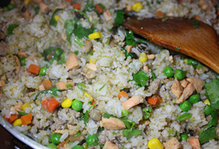 藜麦三文鱼炒饭,撒入<a style='color:red;display:inline-block;' href='/shicai/ 131'>香菜</a>碎和白芝麻，即可出锅食用了
