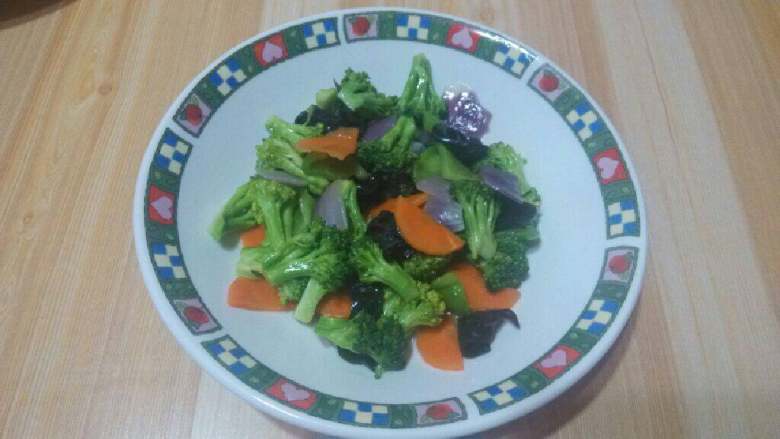 素炒西兰花,炒锅油烧热，倒入食材，加盐翻炒，水淀粉勾芡，翻炒均匀装盘