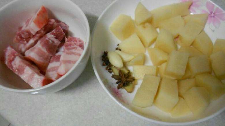 土豆炖五花肉,<a style='color:red;display:inline-block;' href='/shicai/ 428'>五花肉</a>，<a style='color:red;display:inline-block;' href='/shicai/ 23'>土豆</a>切块
