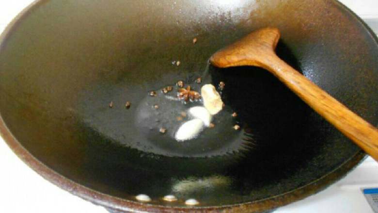 土豆炖五花肉,油热,放入花椒,八角,大蒜,姜炒香,把花椒很大蒜捞出来丢掉。