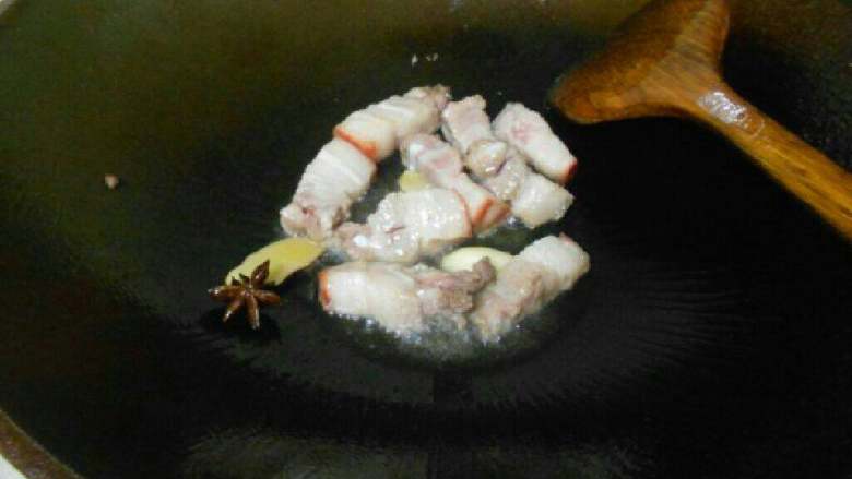 土豆炖五花肉,放入五花肉炒变色