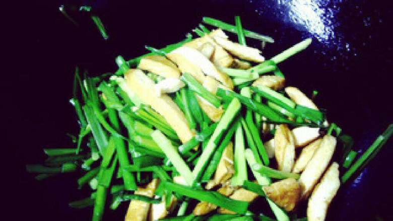 韭菜炒豆干,倒入切好的韭菜段,快速翻炒,加入半勺的盐,再翻炒2分钟,待韭菜变软时,加味精起锅。