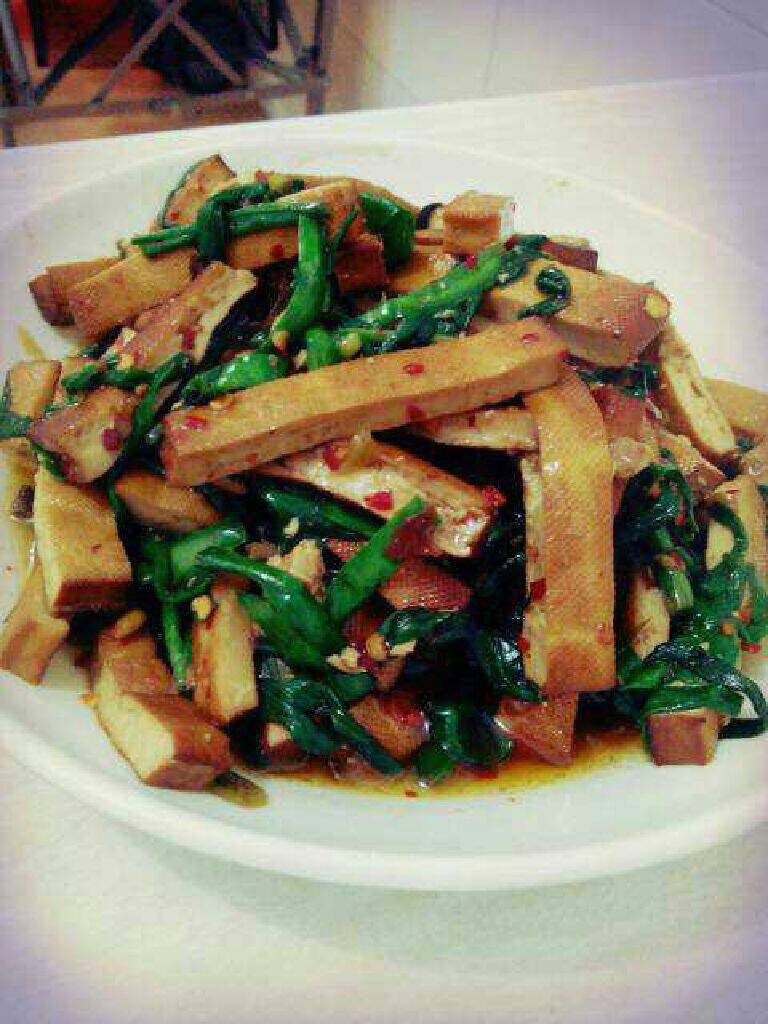 韭菜炒豆干,. 豆腐干带着淡淡的韭菜味,是炎热夏日的一道每位下饭菜。