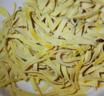 虾皮韭菜百页丝,<a style='color:red;display:inline-block;' href='/shicai/ 116'>韭菜</a>清洗干净切段备用，百页切丝后在开水中焯一下