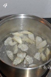 春笋三杯鸡,锅中水烧开,倒入春笋焯水,煮两分钟后捞出沥干水份备用