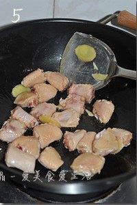 春笋三杯鸡,锅烧热,倒入一汤匙食用油和一汤匙香油,油温热时放入姜片爆香,转大火倒入鸡翅煸炒至表皮收紧边缘有些焦黄