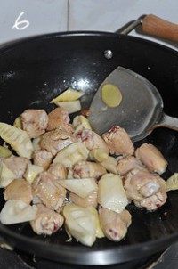 春笋三杯鸡,倒入焯过水的春笋,大火翻炒透