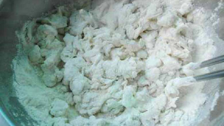 灌汤包,面粉加在大一点的盘里,温水加少许盐调一下,再加入适量温水活成絮状,不要一次加太多水。