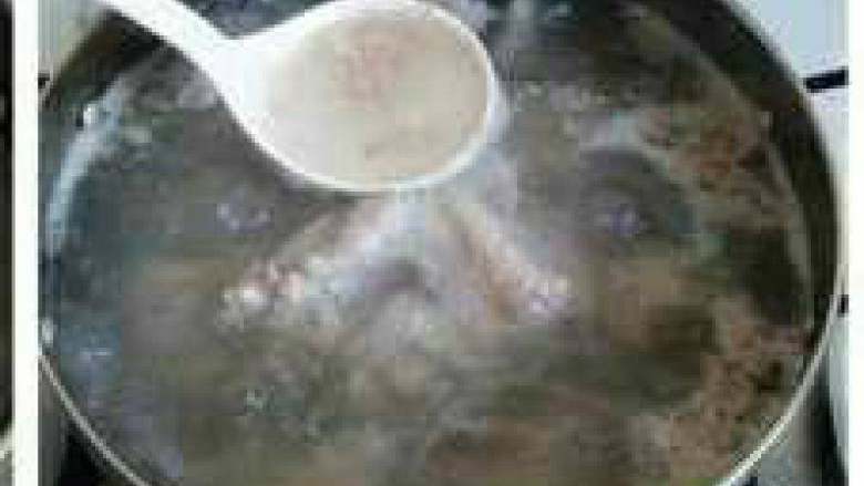 冬瓜海带排骨汤,洗净的排骨焯水，撇去浮沫，捞出，用温水冲洗掉排骨上的浮沫。