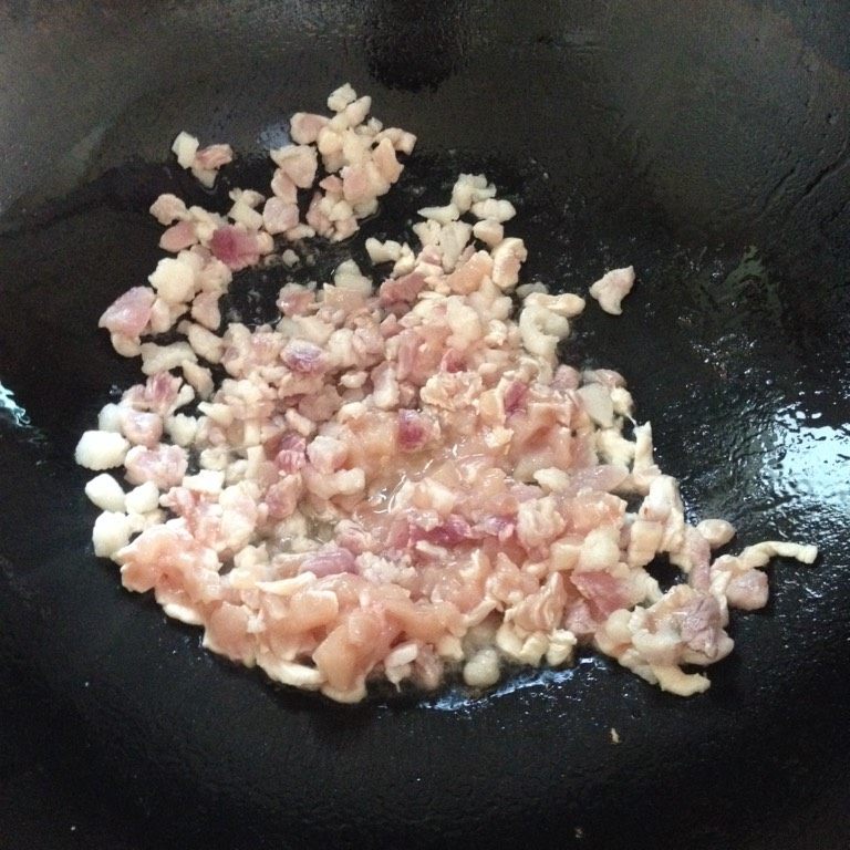 扬州三丁包子,锅中放油,油热后倒入猪肉丁、鸡肉丁翻炒