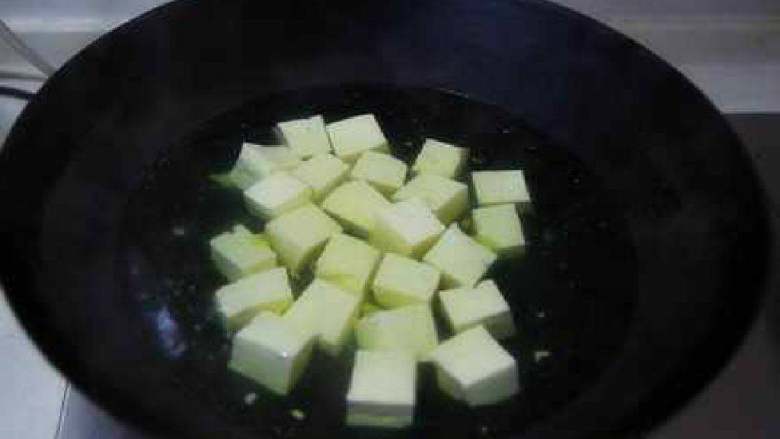 肉末豆腐,<a style='color:red;display:inline-block;' href='/shicai/ 465'>豆腐</a>切块，烧开水，把<a style='color:red;display:inline-block;' href='/shicai/ 465'>豆腐</a>焯烫1分钟左右捞起备用。