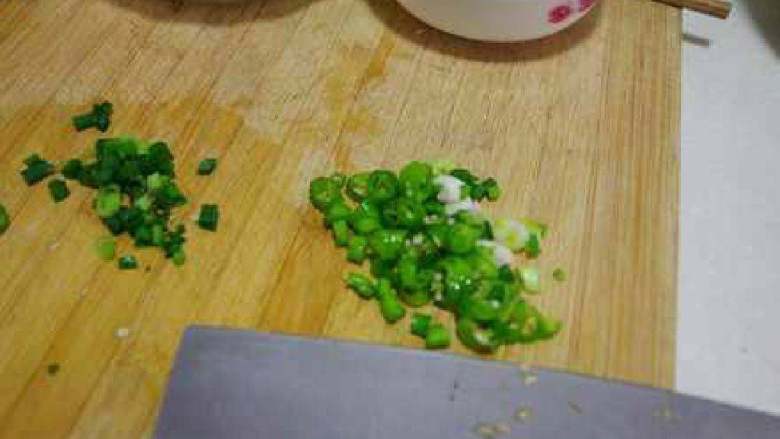 肉末豆腐,青辣椒切末，葱切末，把葱白和葱花分开。