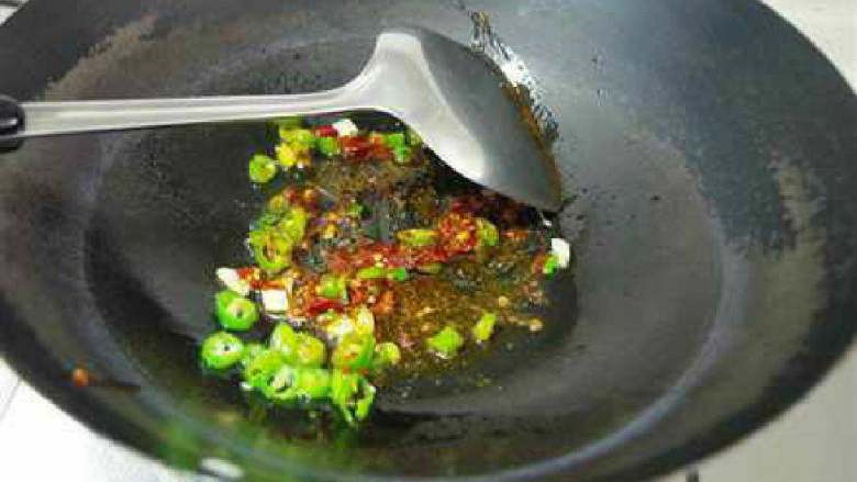 肉末豆腐,冷锅下油，放豆瓣酱 葱白和<a style='color:red;display:inline-block;' href='/shicai/ 61'>青椒</a>末中小火慢慢煸炒出香味。