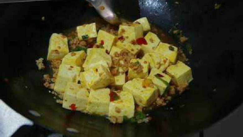 肉末豆腐,<a style='color:red;display:inline-block;' href='/shicai/ 442'>肉末</a>下锅划散，炒至<a style='color:red;display:inline-block;' href='/shicai/ 442'>肉末</a>的肥肉部分微微出油，下豆腐块，翻炒均匀。