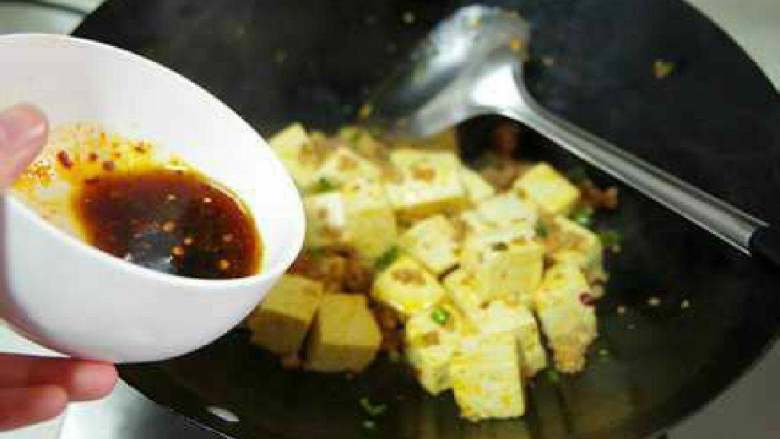 肉末豆腐,将<a style='color:red;display:inline-block;' href='/shicai/ 788'>生抽</a>、<a style='color:red;display:inline-block;' href='/shicai/ 692'>酱油</a>、白<a style='color:red;display:inline-block;' href='/shicai/ 10588'>糖</a>加点水调成汁混入豆腐，焖煮几分钟。 