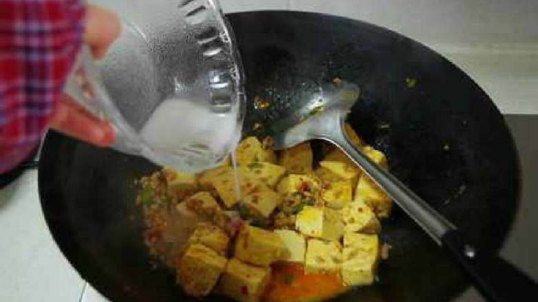 肉末豆腐, 汤汁收得差不多的时候加入<a style='color:red;display:inline-block;' href='/shicai/ 10367'>藤椒油</a>，最后加入水淀粉勾芡，起锅前撒入一撮葱花或者青蒜苗。