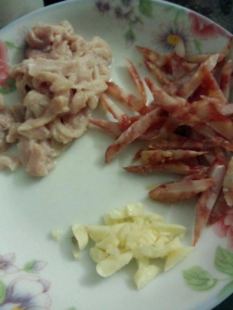 腊肠瘦肉炒木耳,<a style='color:red;display:inline-block;' href='/shicai/ 4536'>腊肠</a>切小块  <a style='color:red;display:inline-block;' href='/shicai/ 429'>瘦肉</a>切丝 蒜拍碎
