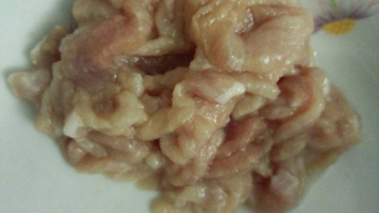 腊肠瘦肉炒木耳,瘦肉用盐 淀粉  <a style='color:red;display:inline-block;' href='/shicai/ 721'>蚝油</a>腌制一下