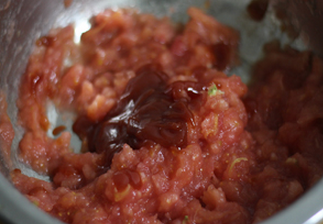 番茄蒜香烤鸡,使劲把<a style='color:red;display:inline-block;' href='/shicai/ 59'>番茄</a>捏碎，放入<a style='color:red;display:inline-block;' href='/shicai/ 59'>番茄</a>酱