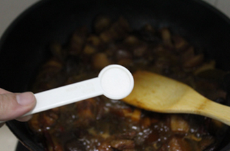 香菇红烧肉,中小火炖半个小时以后放2小勺盐,在炖20分钟至肉软烂,汁收浓即可