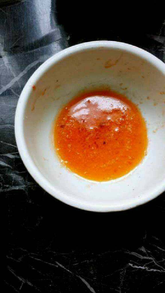 鲜虾麻婆豆腐,把虾头虾身捡出分开放,倒出虾油备用。