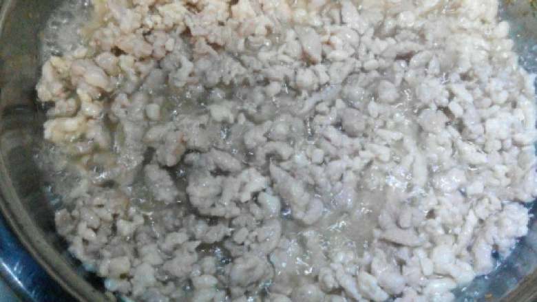 扬州三丁包子,起锅,热油,下入猪肉丁,鸡肉丁