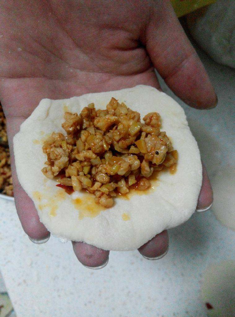 扬州三丁包子,包入炒好的馅料,