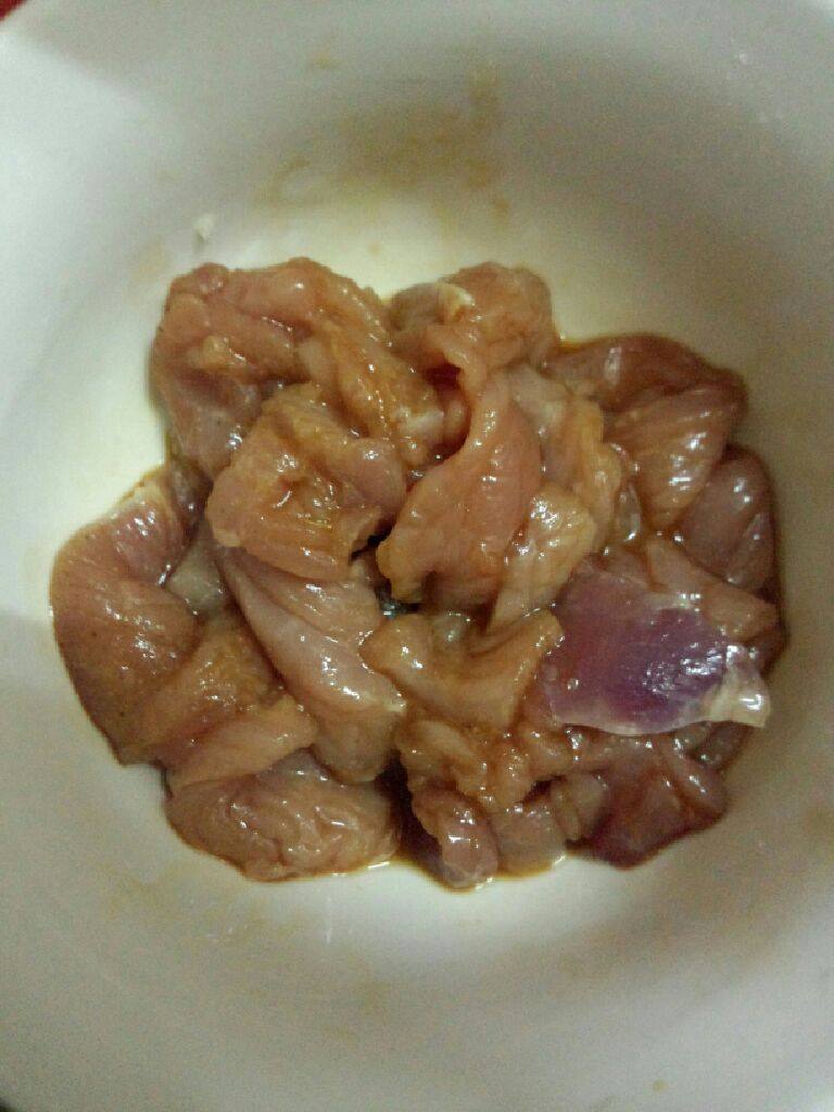 豆腐干滚瘦肉汤,<a style='color:red;display:inline-block;' href='/shicai/ 429'>瘦肉</a>洗干净切片  用盐  <a style='color:red;display:inline-block;' href='/shicai/ 721'>蚝油</a>  淀粉腌制一下
