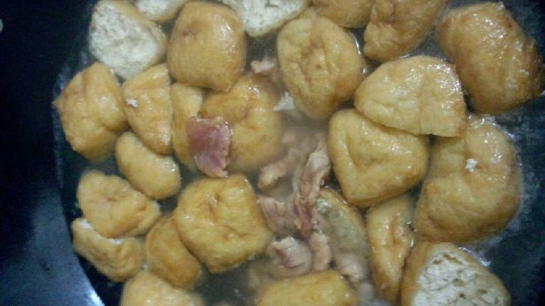 豆腐干滚瘦肉汤,锅加水烧开把豆腐干和腌好的瘦肉一起放入大火煮滚