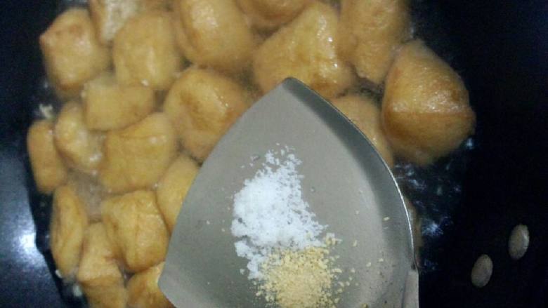 豆腐干滚瘦肉汤,在在加入盐和鸡精粉煮开