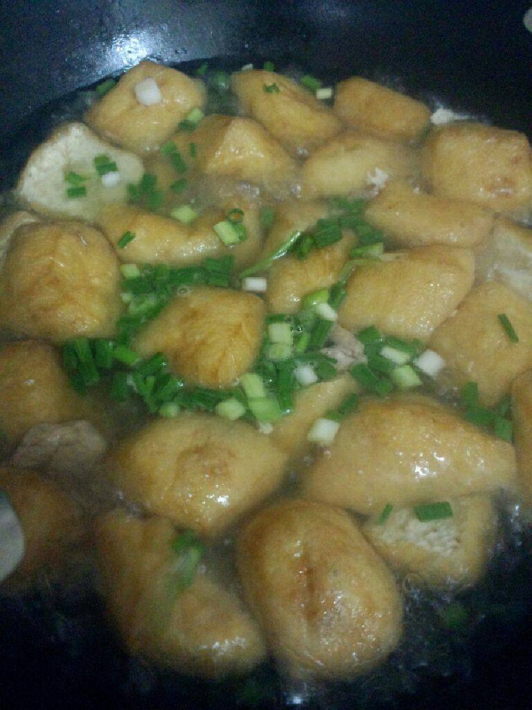豆腐干滚瘦肉汤,在洒上葱花煮滚即可关火