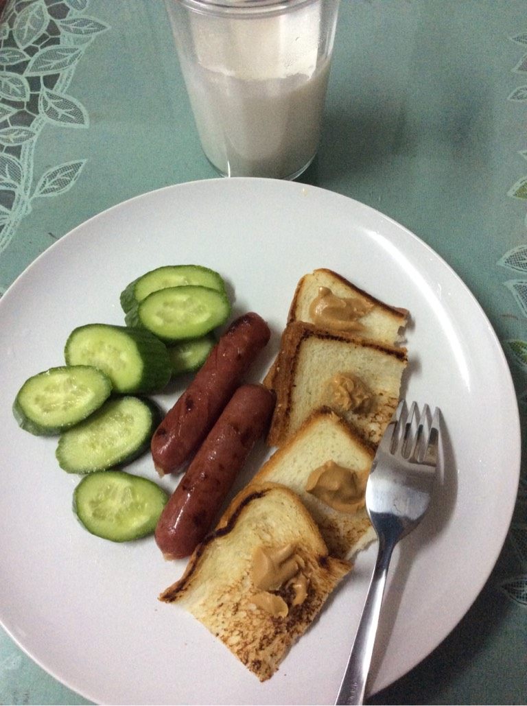 吐司香肠早饭