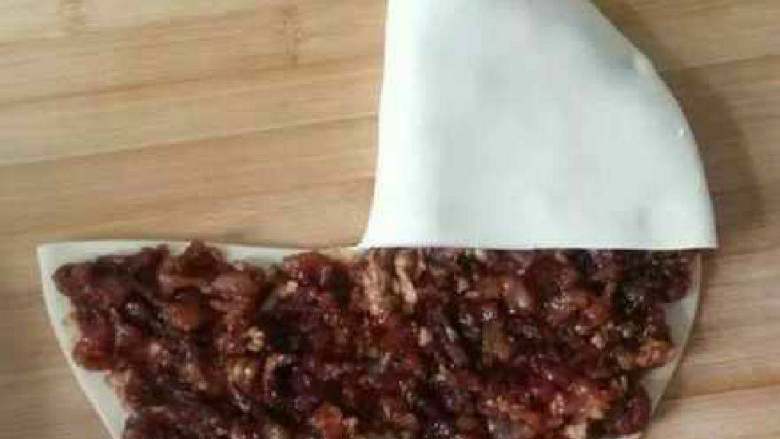 千层肉饼,然后用没有放馅的的那部门对折,捏紧收口。