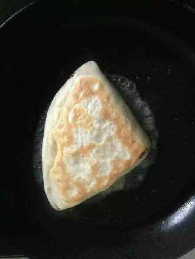 千层肉饼, 加入两匙水,加盖焖煎2分钟,再开盖煎至两面金黄,表皮变脆,闻到肉香味即可。