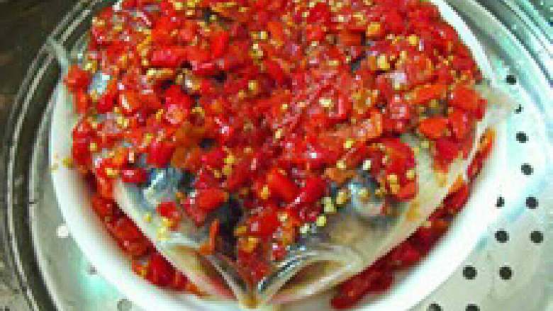 剁椒鱼头,铺上<a style='color:red;display:inline-block;' href='/shicai/ 803'>剁椒</a>蒸八分钟虚火蒸两分钟。
