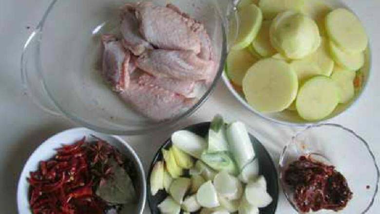 麻辣鸡翅香锅,准备好原材料。