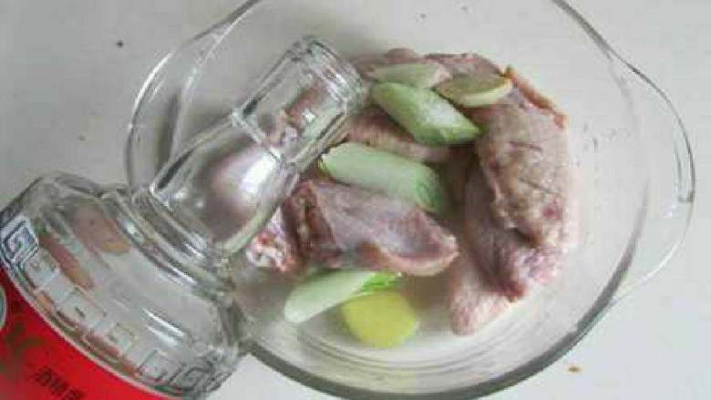 麻辣鸡翅香锅,<a style='color:red;display:inline-block;' href='/shicai/ 96'>鸡翅</a>洗净并在表面用刀划上几道，放入<a style='color:red;display:inline-block;' href='/shicai/ 718'>料酒</a>，盐，葱段，姜片, 白酒等腌制30分钟。