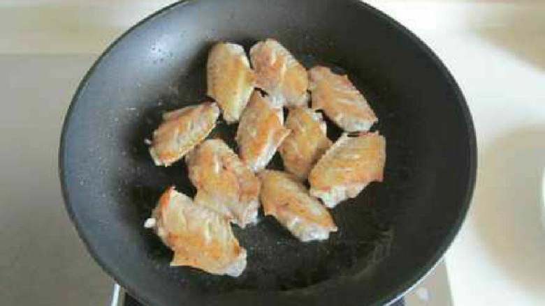 麻辣鸡翅香锅,捞出鸡翅控干表面水分，无须放油，将鸡翅大块皮的部分朝下，平铺在锅中煎至金黄后翻面，同样另一面也煎至金黄后捞出。