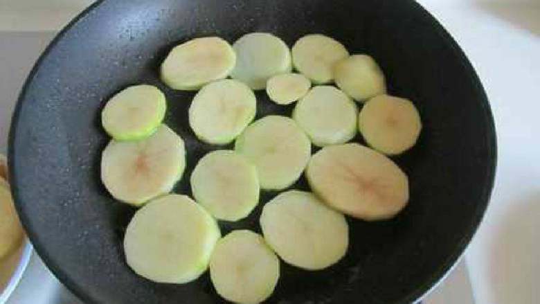 麻辣鸡翅香锅,这时你会发现锅中还有少许油， 将<a style='color:red;display:inline-block;' href='/shicai/ 23'>土豆</a>片平铺在锅底， 也将两面煎至金黄后盛出。