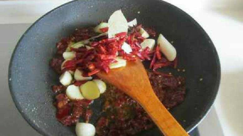 麻辣鸡翅香锅, 烧热锅， 放少许油，加入<a style='color:red;display:inline-block;' href='/shicai/ 705'>豆瓣酱</a>煸炒出红油，再加入干辣椒段、<a style='color:red;display:inline-block;' href='/shicai/ 700'>花椒</a>、葱姜蒜、<a style='color:red;display:inline-block;' href='/shicai/ 695'>八角</a>、<a style='color:red;display:inline-block;' href='/shicai/ 710'>桂皮</a>、<a style='color:red;display:inline-block;' href='/shicai/ 741'>香叶</a>，爆出香味。