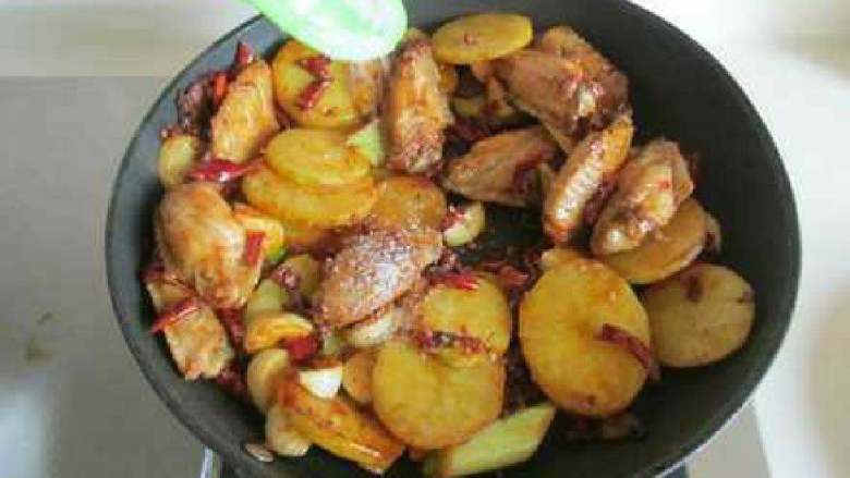 麻辣鸡翅香锅, 下入煎过的鸡翅和土豆片翻炒，倒入适量的料酒和少许<a style='color:red;display:inline-block;' href='/shicai/ 692'>酱油</a>继续翻炒， 加入适量的盐调味, 再放入少许<a style='color:red;display:inline-block;' href='/shicai/ 10588'>糖</a>快速炒匀。