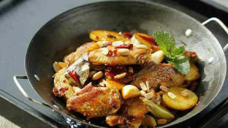 麻辣鸡翅香锅,盛入锅中撒上些熟<a style='color:red;display:inline-block;' href='/shicai/ 4262'>花生米</a>即可。