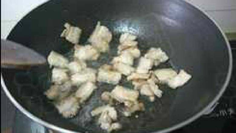 五花肉炒菜花,锅烧热,放油,五成热放入五花肉片煸炒至肉色微黄。