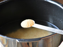  糁汤之牛肉糁汤,入锅加入清水，再加上一小勺牛肉粉，普通压力锅上汽后压制15分钟，自然排气；电压力锅设置一个煮粥程序；普通汤锅多加水，大火煮开后转中火，保持沸腾煮至米熟儿不烂