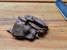  糁汤之牛肉糁汤,煮粥时将卤牛健切成适口的薄片