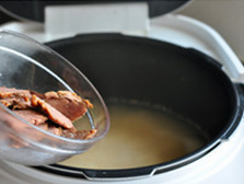  糁汤之牛肉糁汤,粥煮好后，加入牛肉片，继续开大火煮至沸腾