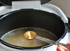  糁汤之牛肉糁汤,加入姜粉、花椒粉、胡椒粉、适量盐，少许糖提味；继续大火保持锅中剧烈沸腾