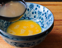  糁汤之牛肉糁汤,碗中打入一个鸡蛋，充分打散，从锅中沸腾之处盛出一大勺汤汁，迅速高位冲入鸡蛋中，烫出蛋花