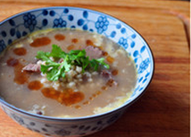  糁汤之牛肉糁汤,加醋、加香油，点缀香菜，拌匀